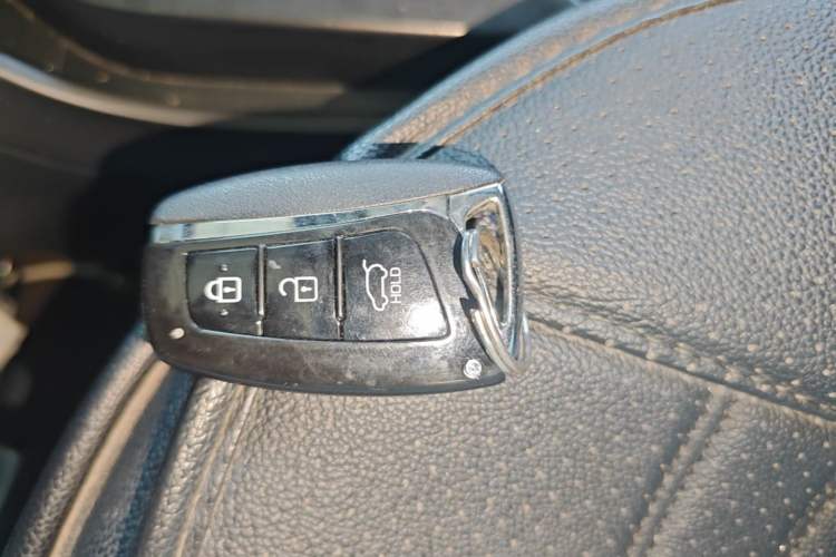 Used Hyundai Santa Fe 2015 2.4L Automatic All-Wheel Drive Smart Version 5 Seats Interior 1