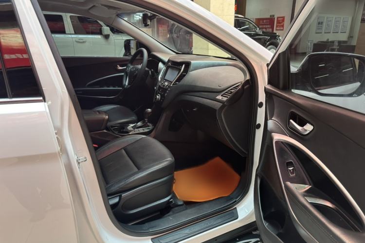 Used Hyundai Santa Fe 2015 2.0T Automatic 4x4 Smart 7-Seater Interior 10