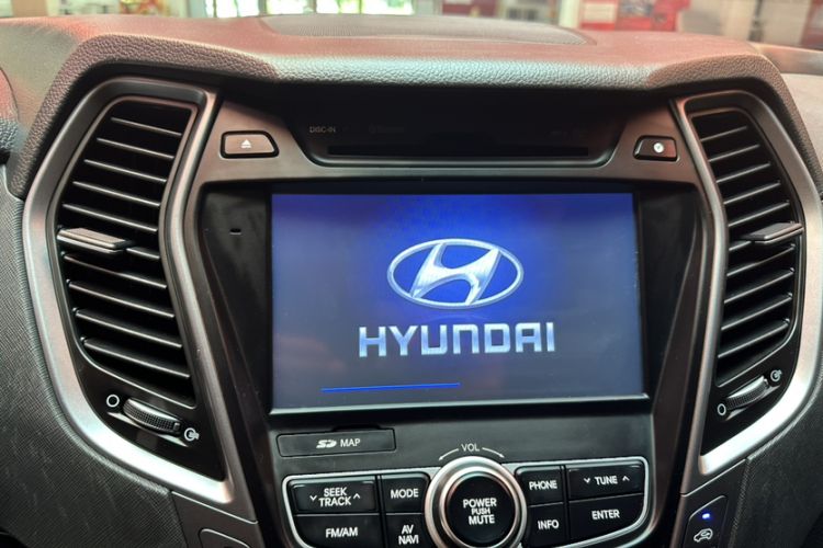 Used Hyundai Santa Fe 2015 2.0T Automatic 4x4 Smart 7-Seater Interior 11