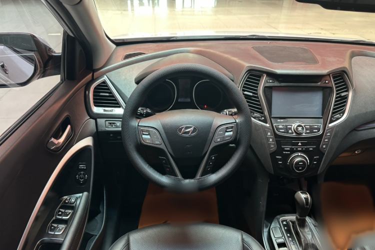 Used Hyundai Santa Fe 2015 2.0T Automatic 4x4 Smart 7-Seater Interior 13