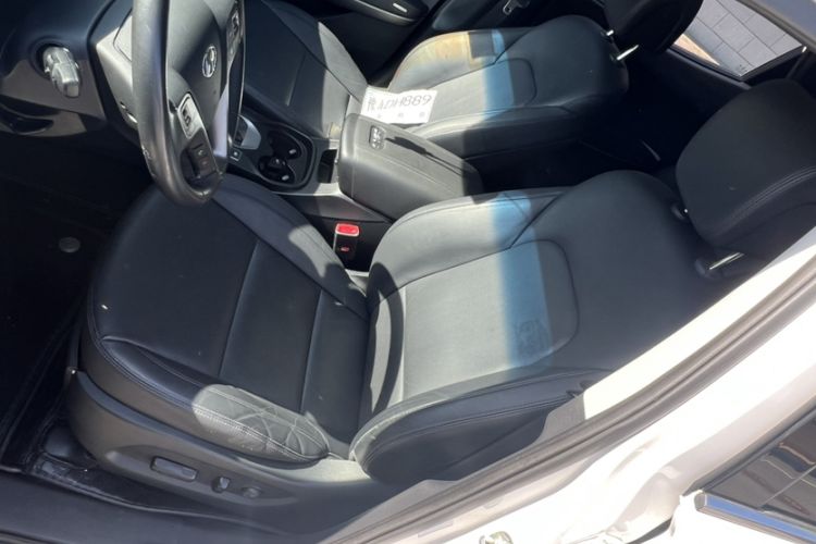 Used Hyundai Santa Fe 2015 2.0T Automatic 4x4 Smart 7-Seater Interior 2