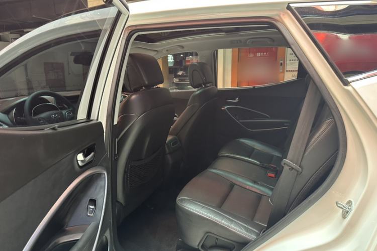 Used Hyundai Santa Fe 2015 2.0T Automatic 4x4 Smart 7-Seater Interior 2