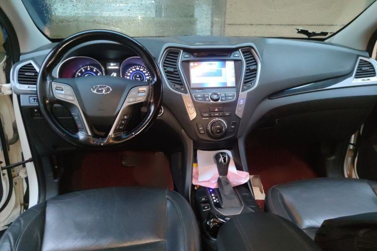 Used Hyundai Santa Fe 2015 2.0T Automatic Two-Wheel Drive Smart Version 5 Seats Interior 2