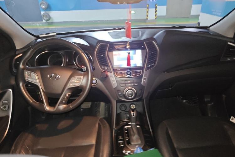 Used Hyundai Santa Fe 2015 2.4L Automatic Two-Wheel Drive Smart Version 5 Seats Interior 2
