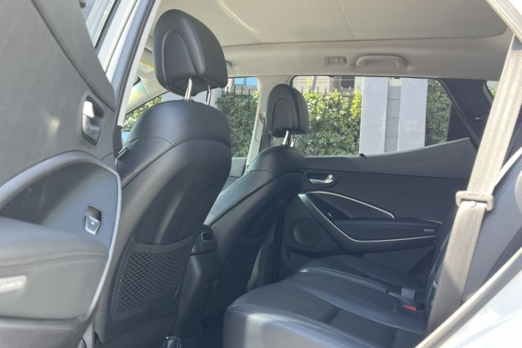 Used Hyundai Santa Fe 2015 2.0T Automatic 4x4 Smart 7-Seater Interior 3