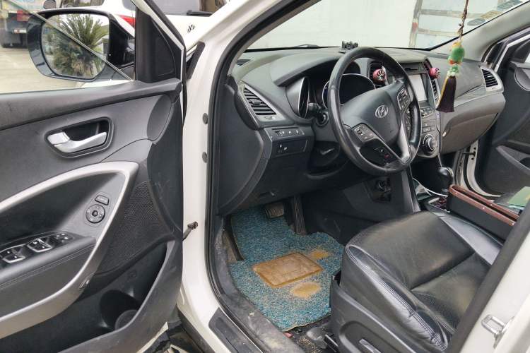Used Hyundai Santa Fe 2015 2.0T Automatic Two-Wheel Drive Smart Version 5 Seats Interior 3