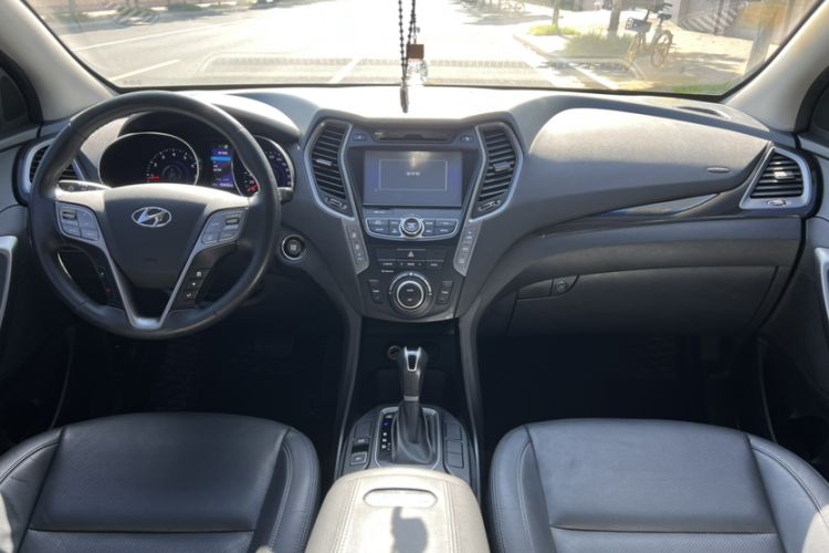 Used Hyundai Santa Fe 2015 2.0T Automatic 4x4 Smart 7-Seater Interior 4