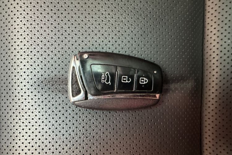 Used Hyundai Santa Fe 2015 2.0T Automatic 4x4 Smart 7-Seater Interior 6