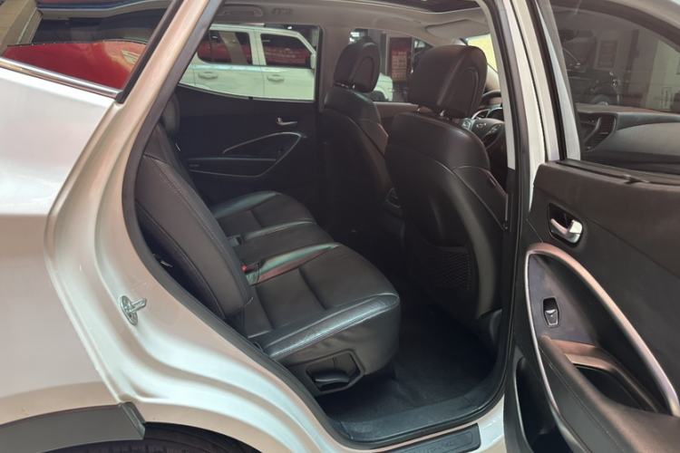 Used Hyundai Santa Fe 2015 2.0T Automatic 4x4 Smart 7-Seater Interior 7