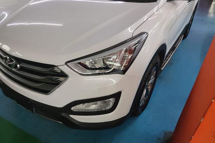 Used Hyundai Santa Fe 2015 2.4L Automatic All-Wheel Drive Smart Version 5 Seats Left Front Headlight