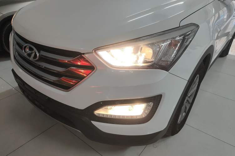 Used Hyundai Santa Fe 2015 2.0T Automatic All-Wheel Drive Smart Version 5 Seats Left Front Headlight
