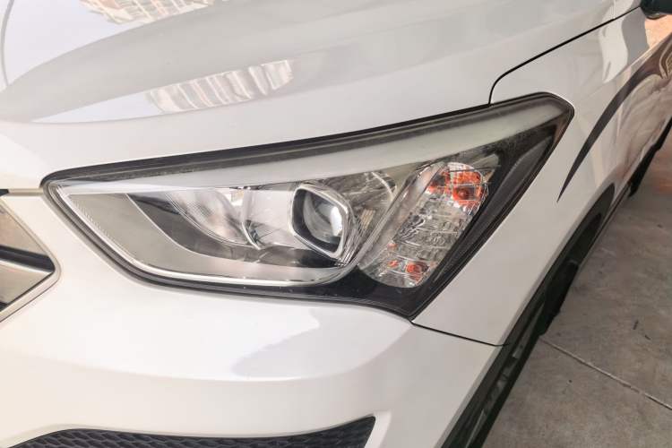 Used Hyundai Santa Fe 2015 2.4L Automatic Two-Wheel Drive Comfort Edition 5 Seats Left Front Headlight
