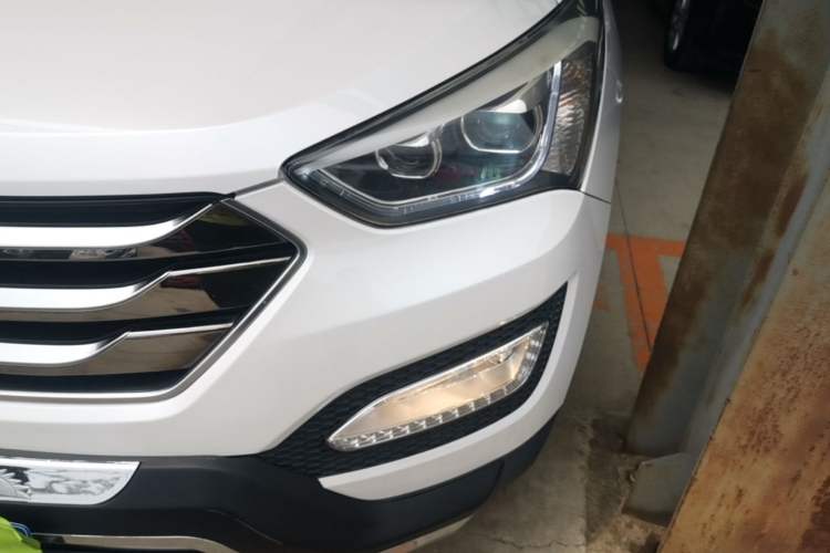 Used Hyundai Santa Fe 2015 2.4L Automatic All-Wheel Drive Smart Version 5 Seats Left Front Headlight