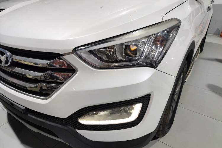 Used Hyundai Santa Fe 2015 2.4L Automatic Two-Wheel Drive Smart Version 5 Seats Left Front Headlight