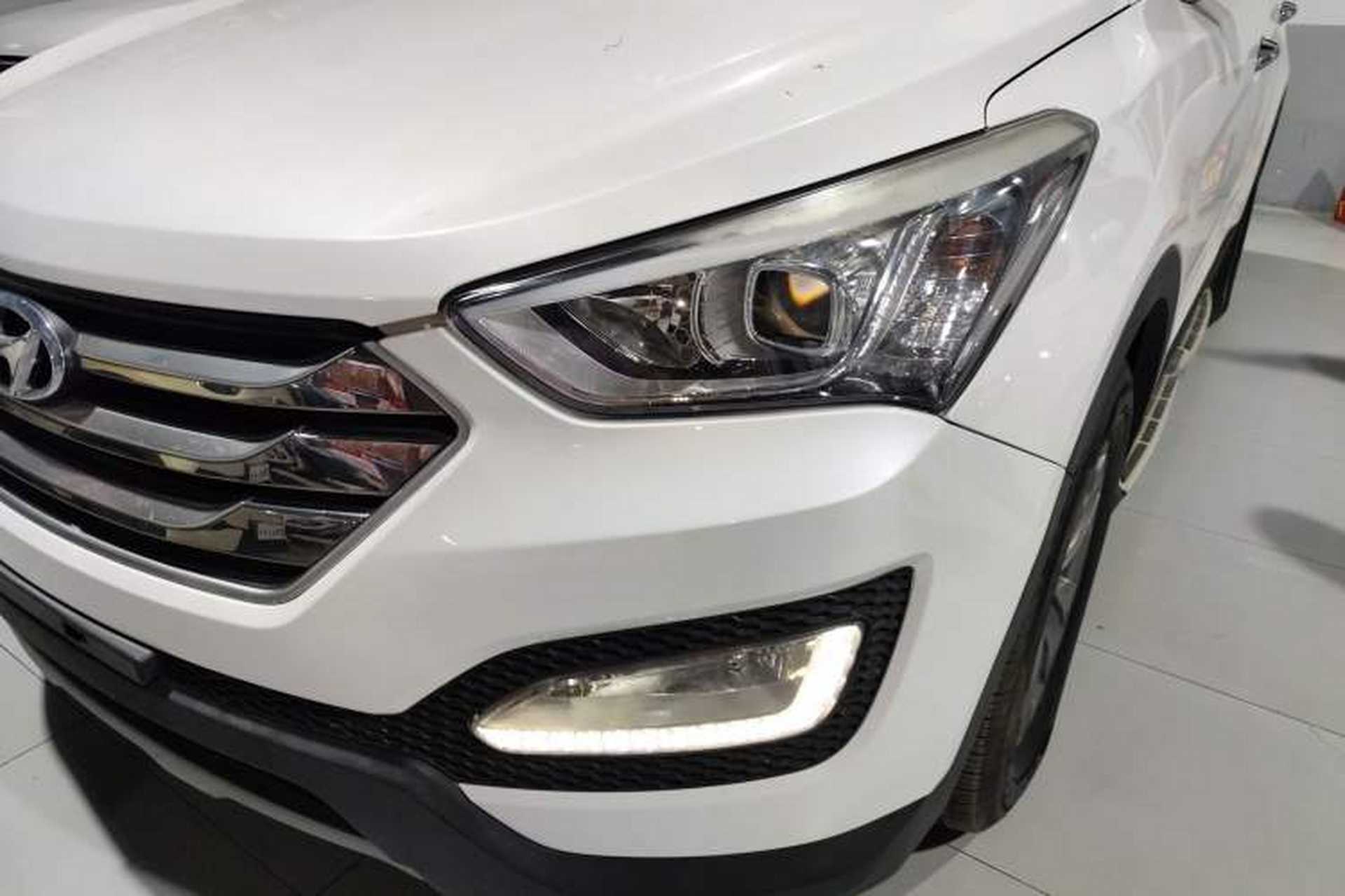 Used Hyundai Santa Fe 2015 2.4L Automatic Two-Wheel Drive Smart Version 5 Seats Left Front Headlight