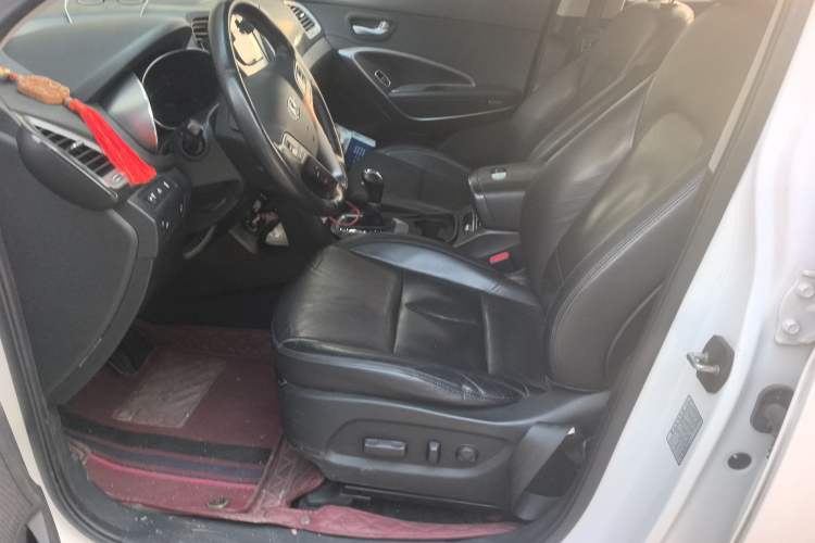 Used Hyundai Santa Fe 2015 2.4L Automatic All-Wheel Drive Smart Version 5 Seats Left Front Seat