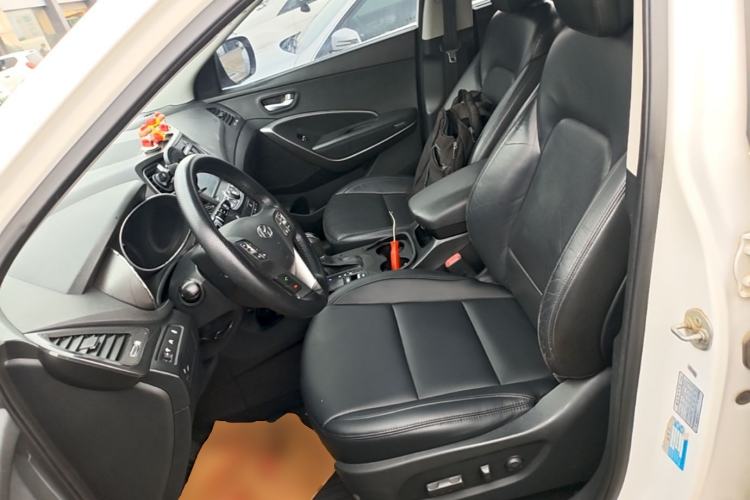 Used Hyundai Santa Fe 2015 2.0T Automatic Two-Wheel Drive Smart Version 5 Seats Left Front Seat
