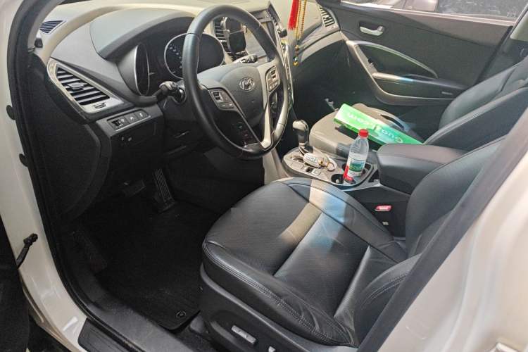 Used Hyundai Santa Fe 2015 2.4L Automatic Two-Wheel Drive Smart Version 5 Seats Left Front Seat