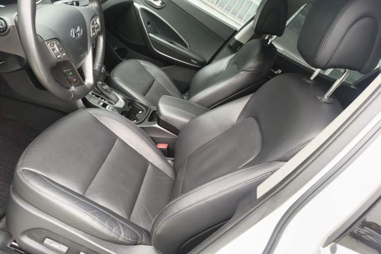 Used Hyundai Santa Fe 2015 2.4L Automatic Two-Wheel Drive Smart Version 5 Seats Left Front Seat