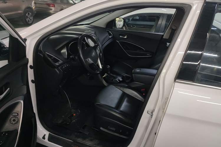 Used Hyundai Santa Fe 2015 2.4L Automatic All-Wheel Drive Smart Version 5 Seats Left Front Seat