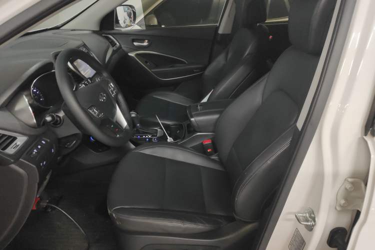 Used Hyundai Santa Fe 2015 2.0T Automatic All-Wheel Drive Smart Version 5 Seats Left Front Seat