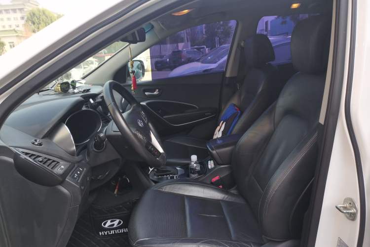 Used Hyundai Santa Fe 2015 2.4L Automatic All-Wheel Drive Smart Version 5 Seats Left Front Seat