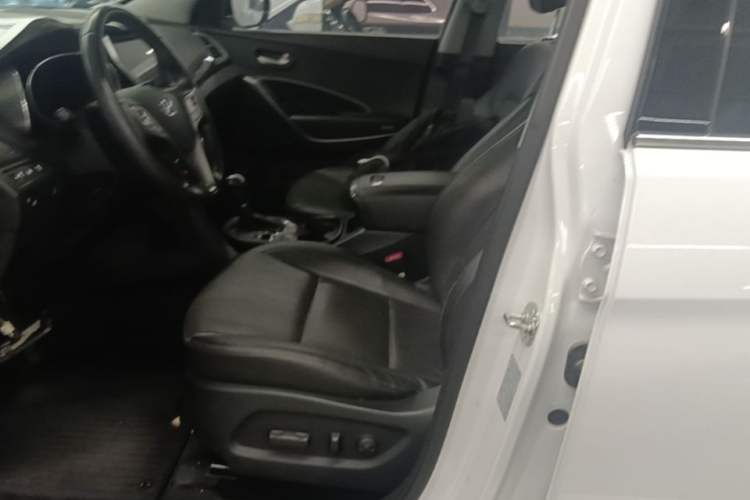 Used Hyundai Santa Fe 2015 2.4L Automatic All-Wheel Drive Smart Version 5 Seats Left Front Seat