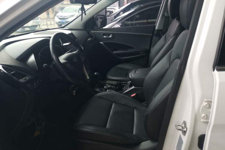 Used Hyundai Santa Fe 2015 2.4L Automatic All-Wheel Drive Smart Version 5 Seats Left Front Seat