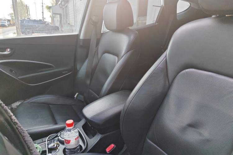 Used Hyundai Santa Fe 2015 2.4L Automatic Two-Wheel Drive Smart Version 5 Seats Left Front Seat