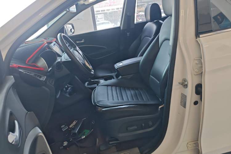 Used Hyundai Santa Fe 2015 2.4L Automatic All-Wheel Drive Smart Version 5 Seats Left Front Seat