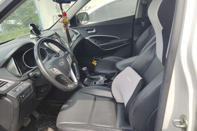 Used Hyundai Santa Fe 2015 2.0T Automatic Two-Wheel Drive Smart Version 5 Seats Left Front Seat