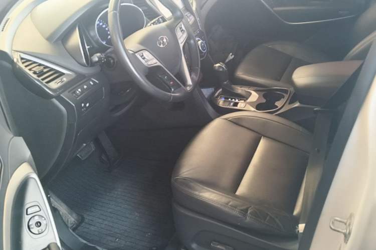 Used Hyundai Santa Fe 2015 2.0T Automatic Two-Wheel Drive Smart Version 5 Seats Left Front Seat