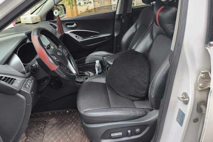 Used Hyundai Santa Fe 2015 2.4L Automatic Two-Wheel Drive Smart Version 5 Seats Left Front Seat