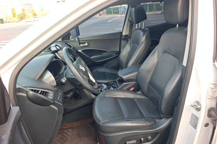 Used Hyundai Santa Fe 2015 2.0T Automatic Two-Wheel Drive Smart Version 5 Seats Left Front Seat