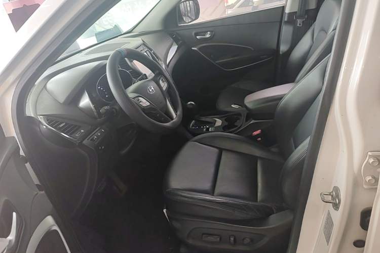 Used Hyundai Santa Fe 2015 2.0T Automatic Two-Wheel Drive Smart Version 5 Seats Left Front Seat