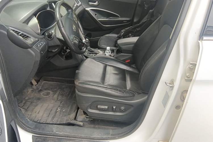 Used Hyundai Santa Fe 2015 2.4L Automatic Two-Wheel Drive Smart Version 5 Seats Left Front Seat