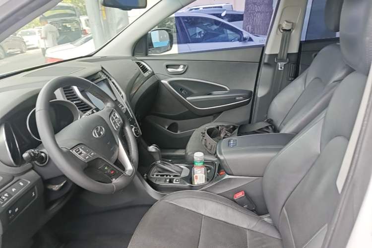 Used Hyundai Santa Fe 2015 2.4L Automatic All-Wheel Drive Smart Version 5 Seats Left Front Seat