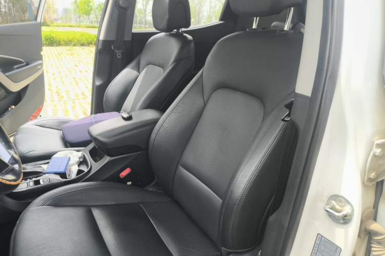 Used Hyundai Santa Fe 2015 2.4L Automatic Two-Wheel Drive Smart Version 5 Seats Left Front Seat