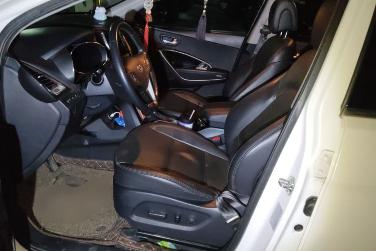Used Hyundai Santa Fe 2015 2.4L Automatic Two-Wheel Drive Smart Version 5 Seats Left Front Seat