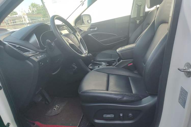 Used Hyundai Santa Fe 2015 2.4L Automatic All-Wheel Drive Smart Version 5 Seats Left Front Seat