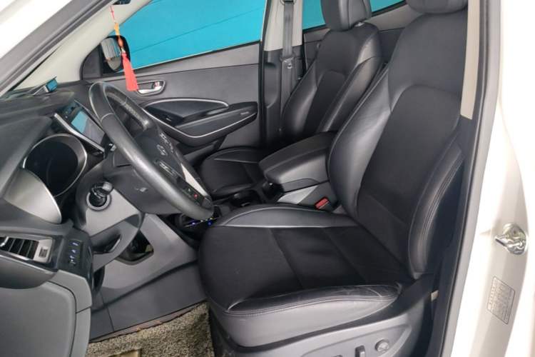 Used Hyundai Santa Fe 2015 2.0T Automatic Two-Wheel Drive Smart Version 5 Seats Left Front Seat