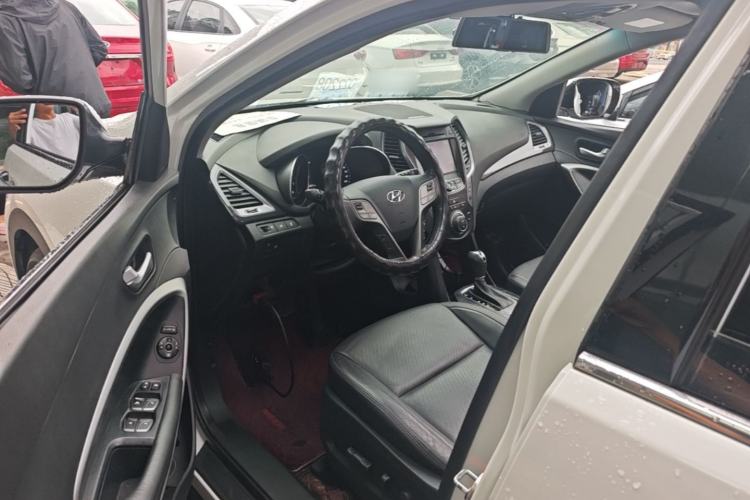Used Hyundai Santa Fe 2015 2.4L Automatic Two-Wheel Drive Smart Version 5 Seats Left Front Seat