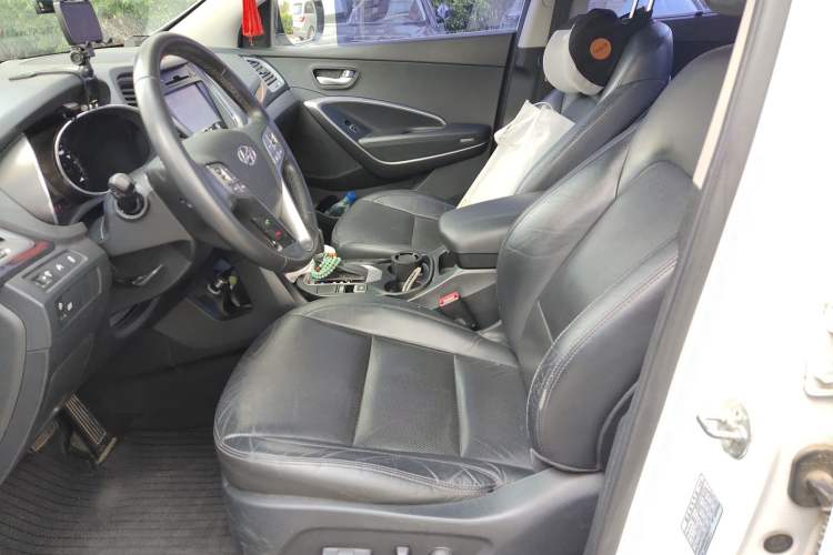 Used Hyundai Santa Fe 2015 2.0T Automatic Two-Wheel Drive Smart Version 5 Seats Left Front Seat