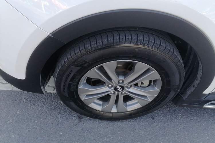 Used Hyundai Santa Fe 2015 2.0T Automatic 4x4 Smart 7-Seater Left Front Wheel Hub