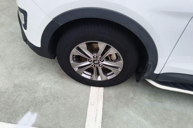 Used Hyundai Santa Fe 2015 2.4L Automatic Two-Wheel Drive Smart Version 5 Seats Left Front Wheel Hub
