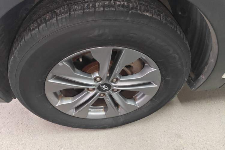 Used Hyundai Santa Fe 2015 2.0T Automatic Two-Wheel Drive Comfort Version 5 Seats Left Front Wheel Hub