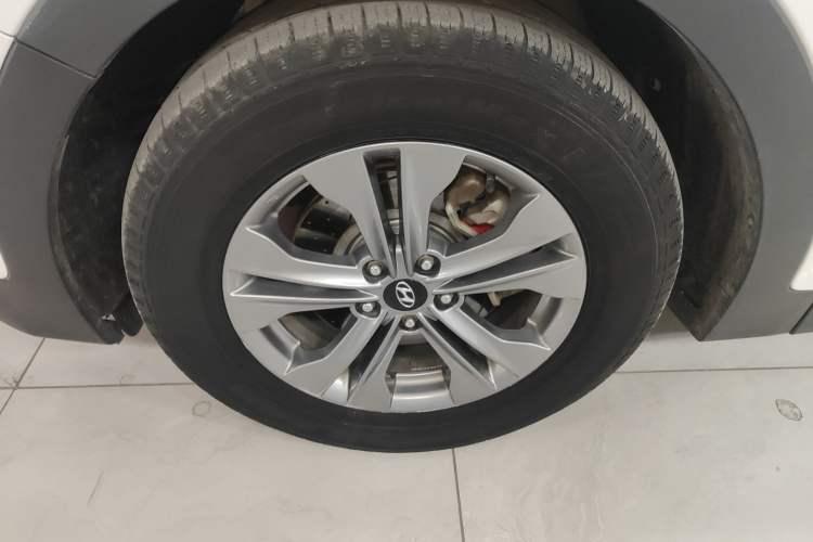 Used Hyundai Santa Fe 2015 2.0T Automatic All-Wheel Drive Smart Version 5 Seats Left Front Wheel Hub