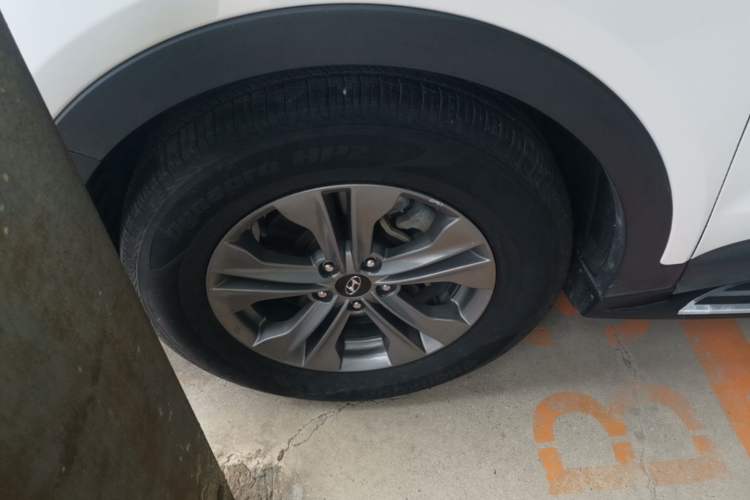 Used Hyundai Santa Fe 2015 2.4L Automatic All-Wheel Drive Smart Version 5 Seats Left Front Wheel Hub