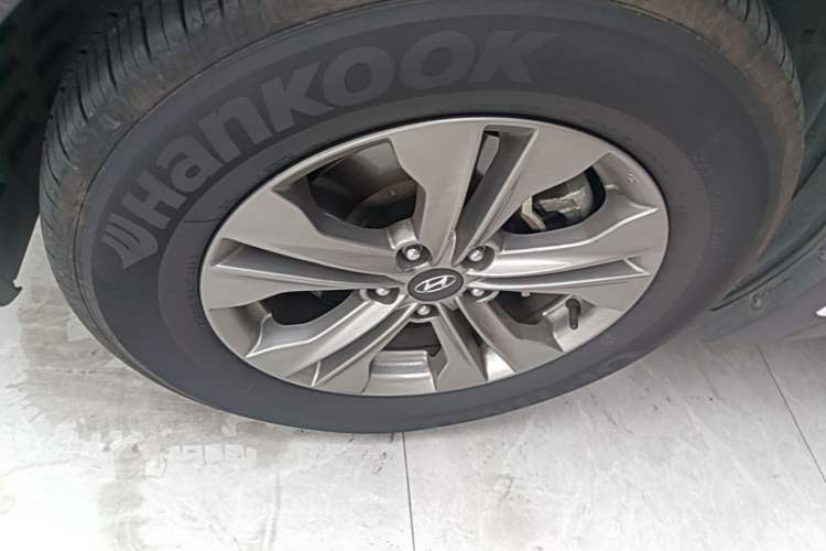 Used Hyundai Santa Fe 2015 2.0T Automatic 4x4 Smart 7-Seater Left Front Wheel Hub