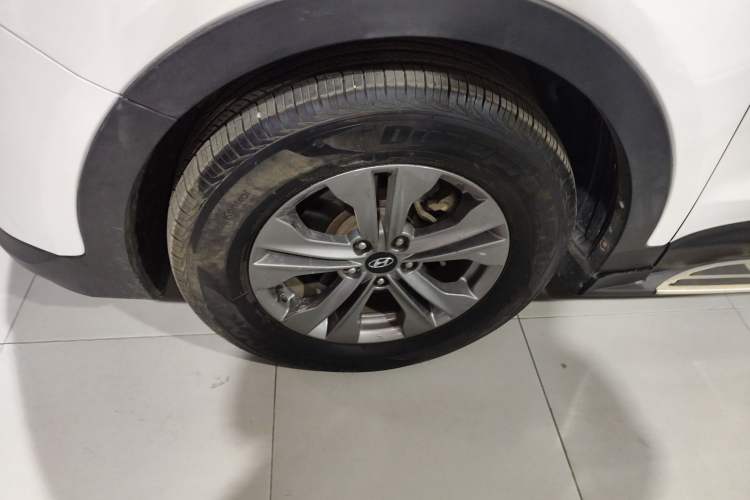 Used Hyundai Santa Fe 2015 2.4L Automatic Two-Wheel Drive Smart Version 5 Seats Left Front Wheel Hub